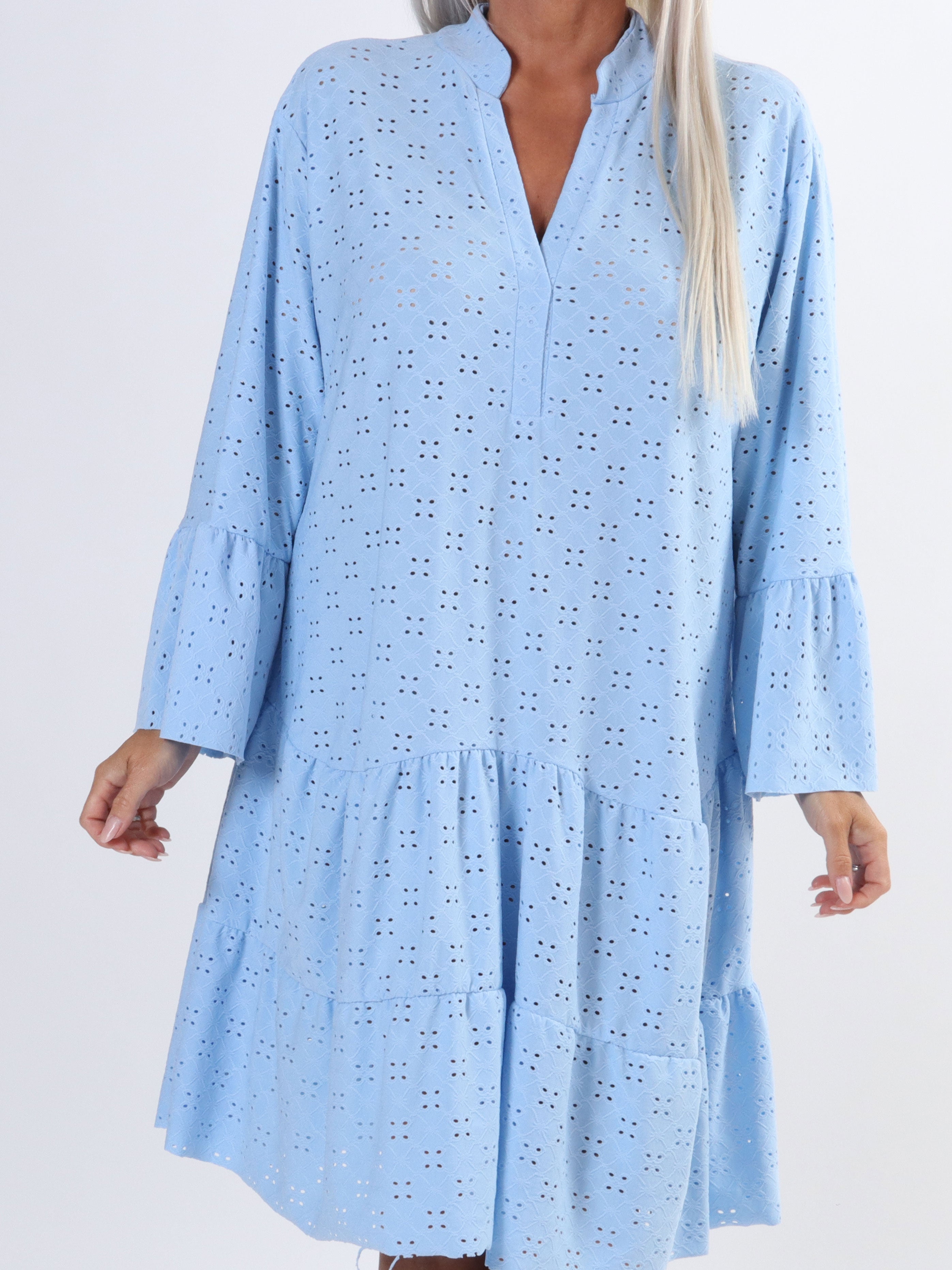 Indiana - Söt stretchig klänning i broderi anglaise för stora storlekar - White